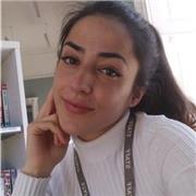 Profesora de inglés imparte clases a todos los niveles